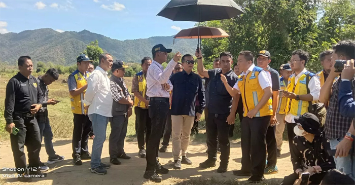 Gubernur NTB, Lalu Muhamad Iqbal saat mendampingi Menteri PU, Dody Hanggodo, dalam rangka meninjau lokasi rencana pembangunan Sekolah Rakyat di Desa Pandai, Kecamatan Woha, Kabupaten Bima.