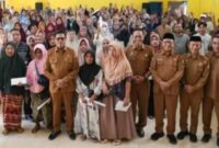 Para korban kebakaran Pasar Pringgabaya pose bersama Bupati Lotim, H. Haerul Warisin usai menerima bantuan.