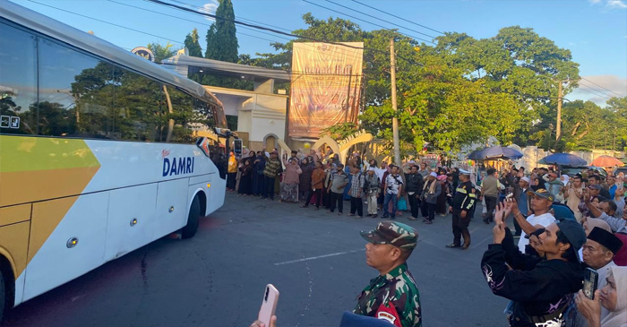 Calon Jemaah Haji Kloter 12 saat tiba di Asrama Haji Lombok, Jalan Lingkar Selatan Mataram, Rabu pagi (6/5/2026).