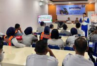 Instruktur Safety Riding Astra Motor NTB, Satria Wiman Jaya, memberikan materi terbaru terkait teknik dasar berkendara aman serta pentingnya menjaga kestabilan emosi saat berada di jalan.