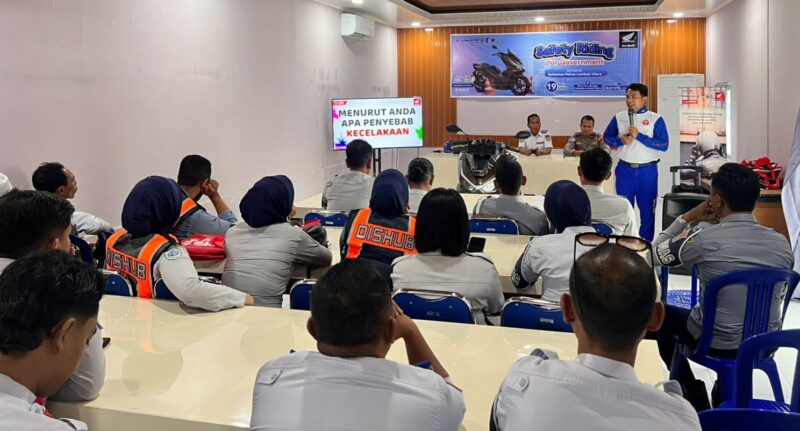 Instruktur Safety Riding Astra Motor NTB, Satria Wiman Jaya, memberikan materi terbaru terkait teknik dasar berkendara aman serta pentingnya menjaga kestabilan emosi saat berada di jalan.