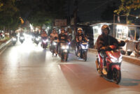 Suasana para pengendara Honda saat berkendara di waktu malam hari. 