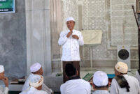 Anggota DPR RI Fraksi Fraksi NasDem, H. Fauzan Khalid saat menjadi khotib di Masjid Al-Falah, Kelurahan Taman Sari, Kecamatan Ampenan, Kota Mataram, Jumat (1/5/2026).