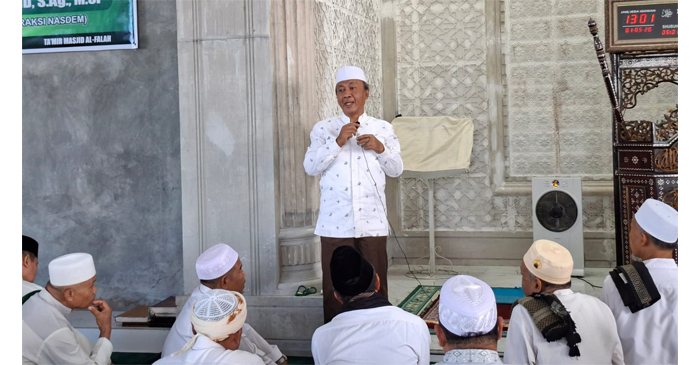 Anggota DPR RI Fraksi Fraksi NasDem, H. Fauzan Khalid saat menjadi khotib di Masjid Al-Falah, Kelurahan Taman Sari, Kecamatan Ampenan, Kota Mataram, Jumat (1/5/2026).