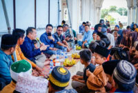 Gubernur NTB, Lalu Muhamad Iqbal saat berdialog dan mendongeng bersama puluhan anak di Masjid Jami Al-Ihsan, Desa Padasuka, pada Sabtu (9/5/2026).