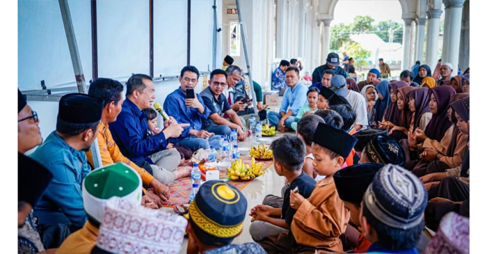 Gubernur NTB, Lalu Muhamad Iqbal saat berdialog dan mendongeng bersama puluhan anak di Masjid Jami Al-Ihsan, Desa Padasuka, pada Sabtu (9/5/2026).