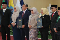 Pose bersama di sela-sela penyerahan LHP atas LKPD Provinsi NTB Tahun Anggaran 2025, oleh Kepala BPK RI, di Ruang Rapat Utama Kantor Gubernur NTB, Jumat (5/6/2026).