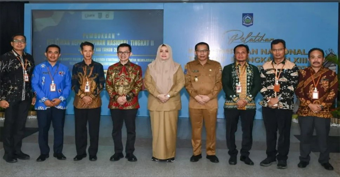 Wajah enam pejabat Lotim ikut pelatihan: Tiga dari kiri (Kepala Dikes, Kepala Bappeda, Kepala DPMD. Tiga dari kanan (Kepala Dikbud, Kepala BKPSDM, Kadis Pertanian).