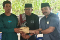 Kadis Dikbud Lotim, M. Nurul Wathoni usai salat Jumat (12/6/2026) menyerahkan bantuan santunan sebesar Rp20 juta kepada keluarga siswa SDN 5 Pringgasela yang menjadi korban tragedi sengatan listrik di kawasan Gili Lampu, Kecamatan Sambelia.