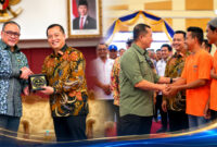 Gubernur NTB, Lalu Muhamad Iqbal saat bertukar cinderamata dengan Dubes RI untuk Malaysia, Raden Dato Mohammad Iman Hascarya (foto kiri). Gubernur NTB, Lalu Muhamad Iqbal saat berjabat tangan dengan Pekerja Migran Indonesia (PMI) asal NTB di Kuala Lumpur (foto kanan).