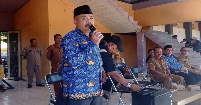Kadis Dikbud Kabupaten Lotim, M. Nurul Wathoni, M.Pd, saat menutup secara resmi rangkaian turnamen sepak bola Gala Siswa Indonesia (GSI) 2026 tingkat Kabupaten Lotim, di GOR Selong, Senin (29/6/2026).
