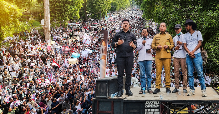 Puluhan ribu warga NTB saat menggelar aksi dukungan terhadap Program Makan Bergizi Gratis (MBG) Presiden Prabowo Subianto di depan kantor Gubernur NTB, Senin (22/6/2026).