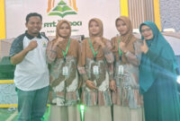 Pimpinan Yayasan Pondok Pesantren Dhiaul Fikri, TGH Gunawan Ruslan, Lc (kiri) saat pose bersama santri yang berhasil meraih juara 1 Cabang Fahmil Al-Qur'an Putri pada MTQ XXXI tingkat Provinsi NTB tahun 2026, di Kota Praya, Kabupaten Lombok Tengah.