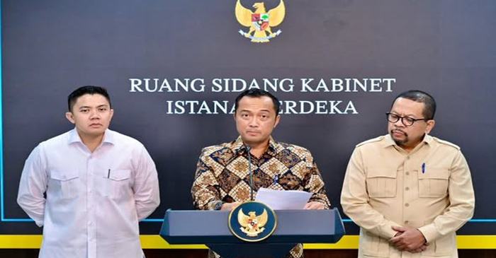 Mensesneg Prasetyo Hadi (tengah) didampingi Sekretaris Kabinet Teddy Indra Wijaya (kiri) dan Kepala Badan Komunikasi Pemerintah Muhammad Qodari (kanan) dalam konferensi pers di Ruang Sidang Kabinet, Kompleks Istana Kepresidenan Jakarta, Selasa (2/6/2026).
