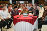 DARI KIRI: Dandim 1615/Lotim yang lama, Eky Enderson; Dandim 1615/Lotim yang baru, Hadiyansyah; Wabup Lotim, HM. Edwin Hadiwijaya; Bupati Lotim, H. Haerul Warisin; Wakil Ketua DPRD Lotim, Nurhasanah; Kapolres Lotim yang baru, Ariakta Gagah Nugraha; dan Kapolres Lotim yang lama, I Komang Sarjana.