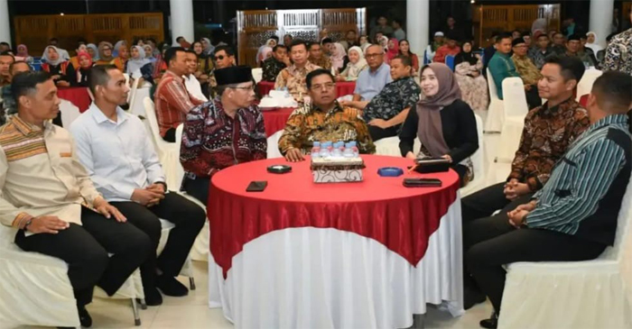 DARI KIRI: Dandim 1615/Lotim yang lama, Eky Enderson; Dandim 1615/Lotim yang baru, Hadiyansyah; Wabup Lotim, HM. Edwin Hadiwijaya; Bupati Lotim, H. Haerul Warisin; Wakil Ketua DPRD Lotim, Nurhasanah; Kapolres Lotim yang baru, Ariakta Gagah Nugraha; dan Kapolres Lotim yang lama, I Komang Sarjana.
