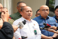 Kapuspenkum Kejagung RI, Anang Supriatna (baju putih) saat memberikan keterangan pers kepada wartawan di Gedung Kejagung, Jakarta, Kamis (2/7/2026).