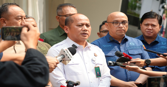 Kapuspenkum Kejagung RI, Anang Supriatna (baju putih) saat memberikan keterangan pers kepada wartawan di Gedung Kejagung, Jakarta, Kamis (2/7/2026).