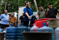 Gubernur NTB, Lalu Muhamad Iqbal saat mengisi air di galon milik warga saat melakukan kunjungan kerja ke Kabupaten Lombok Tengah, pada Senin (27/7/2026).