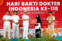 Bupati Lombok Timur H. Haerul Warisin saat memberikan doorprize utama di sela-sela menghadiri acara peringatan Hari Bakti Dokter Indonesia (HBDI) ke-118 yang digelar Ikatan Dokter Indonesia (IDI) Cabang Lombok Timur, di Lapangan Tugu Selong, Ahad (26/7/2026).