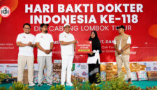 Bupati Lombok Timur H. Haerul Warisin saat memberikan doorprize utama di sela-sela menghadiri acara peringatan Hari Bakti Dokter Indonesia (HBDI) ke-118 yang digelar Ikatan Dokter Indonesia (IDI) Cabang Lombok Timur, di Lapangan Tugu Selong, Ahad (26/7/2026).