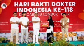 Bupati Lombok Timur H. Haerul Warisin saat memberikan doorprize utama di sela-sela menghadiri acara peringatan Hari Bakti Dokter Indonesia (HBDI) ke-118 yang digelar Ikatan Dokter Indonesia (IDI) Cabang Lombok Timur, di Lapangan Tugu Selong, Ahad (26/7/2026).