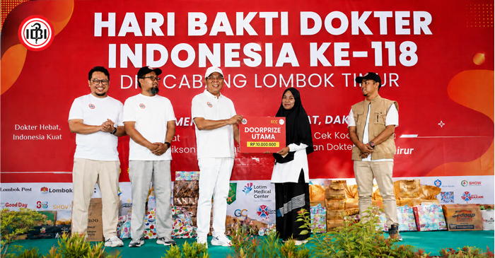 Bupati Lombok Timur H. Haerul Warisin saat memberikan doorprize utama di sela-sela menghadiri acara peringatan Hari Bakti Dokter Indonesia (HBDI) ke-118 yang digelar Ikatan Dokter Indonesia (IDI) Cabang Lombok Timur, di Lapangan Tugu Selong, Ahad (26/7/2026).