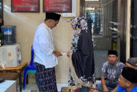 Seorang tahanan Polres Lombok Timur saat mempersunting kekasihnya di balik jeruji besi Tahanan Polres Lombok Timur, Selasa (7/7/2026).