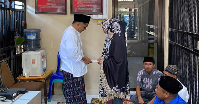 Seorang tahanan Polres Lombok Timur saat mempersunting kekasihnya di balik jeruji besi Tahanan Polres Lombok Timur, Selasa (7/7/2026).