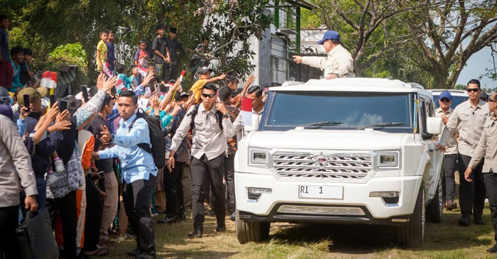 Presiden Prabowo Subianto menyapa warga Lombok Barat, saat menuju Bendungan Meninting, di Kabupaten Lombok Barat, Jumat (10/7/2026).