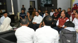 Sekretaris Daerah Lombok Timur (Sekda Lotim), HM Juaini Taofik, saat memimpin rapat koordinasi bersama Pendamping Program Keluarga Harapan (PKH) dan Tenaga Kesejahteraan Sosial Kecamatan (TKSK), di ruang kerjanya, Jumat (24/7/2026).