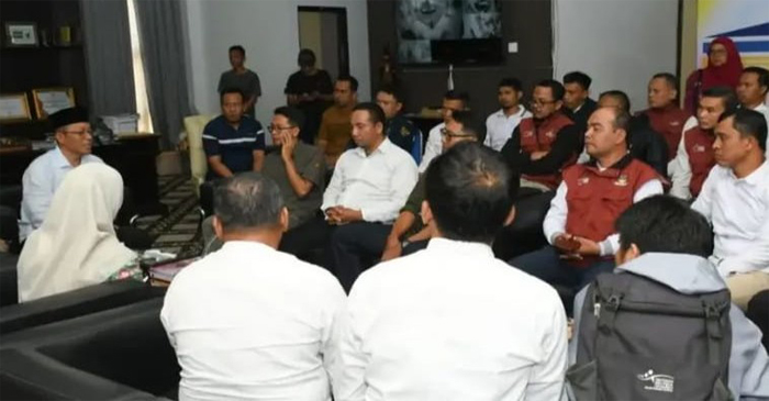 Sekretaris Daerah Lombok Timur (Sekda Lotim), HM Juaini Taofik, saat memimpin rapat koordinasi bersama Pendamping Program Keluarga Harapan (PKH) dan Tenaga Kesejahteraan Sosial Kecamatan (TKSK), di ruang kerjanya, Jumat (24/7/2026).