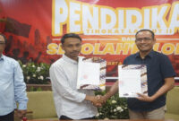 Ketua Umum Eksekutif Nasional LMND, Wale Mukadar, dan Ketua Umum Pimpinan Pusat STN, Ahmad Rifai saat menunjukkan Nota Kesepakatan Bersama dalam pembentukan Sekretariat Bersama untuk mempercepat Program Strategis Nasional Pemerintahan Prabowo-Gibran.