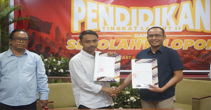 Ketua Umum Eksekutif Nasional LMND, Wale Mukadar, dan Ketua Umum Pimpinan Pusat STN, Ahmad Rifai saat menunjukkan Nota Kesepakatan Bersama dalam pembentukan Sekretariat Bersama untuk mempercepat Program Strategis Nasional Pemerintahan Prabowo-Gibran.