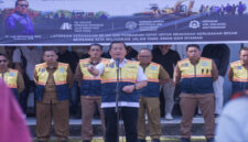Gubernur NTB, Lalu Muhamad Iqbal saat meluncurkan TRC Infrastruktur, di Kantor Balai Pemeliharaan Jalan Dinas PUPRPKP Provinsi NTB, Selasa (21/7/2026).