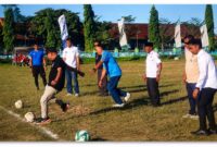 Ketua DPRD Lotim, Muhamad Yusri (kaos hitam) saat melakukan kick-off.