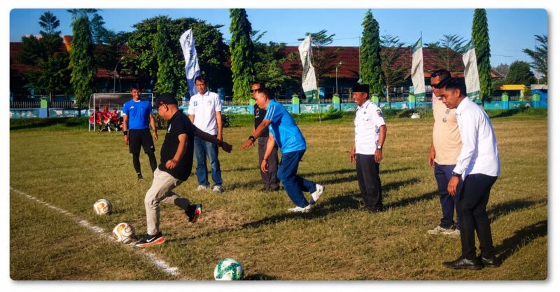 Ketua DPRD Lotim, Muhamad Yusri (kaos hitam) saat melakukan kick-off.