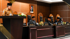 Wakil Bupati (Wabup) Lombok Timur, H. Moh. Edwin Hadiwijaya saat menyampaikan langsung dua Raperda di hadapan pimpinan dan anggota DPRD Lombok Timur, dalam Rapat Paripurna XII Masa Sidang III DPRD Kabupaten Lombok Timur, Senin (27/7/2026).