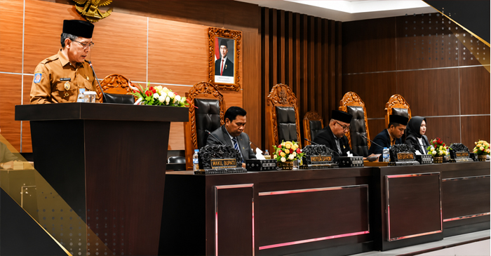 Wakil Bupati (Wabup) Lombok Timur, H. Moh. Edwin Hadiwijaya saat menyampaikan langsung dua Raperda di hadapan pimpinan dan anggota DPRD Lombok Timur, dalam Rapat Paripurna XII Masa Sidang III DPRD Kabupaten Lombok Timur, Senin (27/7/2026).