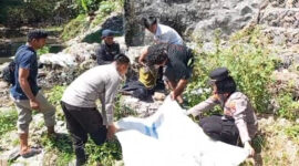 Personel kepolisian saat mengevakuasi korban yang terjadi di jembatan perbatasan Pacor-Sekarteja.