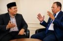Kepala Dinas Kominfotik NTB sekaligus Juru Bicara Pemprov NTB, Ahsanul Khalik (kiri) dan ekonom Unram, Iwan Harsono (kanan).