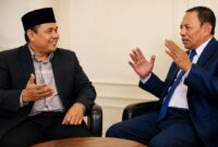 Kepala Dinas Kominfotik NTB sekaligus Juru Bicara Pemprov NTB, Ahsanul Khalik (kiri) dan ekonom Unram, Iwan Harsono (kanan).