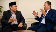 Kepala Dinas Kominfotik NTB sekaligus Juru Bicara Pemprov NTB, Ahsanul Khalik (kiri) dan ekonom Unram, Iwan Harsono (kanan).