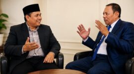 Kepala Dinas Kominfotik NTB sekaligus Juru Bicara Pemprov NTB, Ahsanul Khalik (kiri) dan ekonom Unram, Iwan Harsono (kanan).