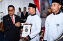 Bupati Lombok Timur, H. Haerul Warisin saat menyerahkan remisi umum kepada Narapidana, di Lapas Kelas IIB Selong, Senin (17/8/2026).