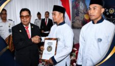 Bupati Lombok Timur, H. Haerul Warisin saat menyerahkan remisi umum kepada Narapidana, di Lapas Kelas IIB Selong, Senin (17/8/2026).