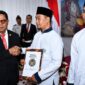 Bupati Lombok Timur, H. Haerul Warisin saat menyerahkan remisi umum kepada Narapidana, di Lapas Kelas IIB Selong, Senin (17/8/2026).