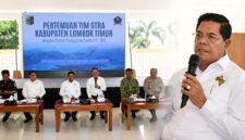 Bupati Lombok Timur, H. Haerul Warisin didampingi Sekda HM. Juaini Taofik serta tim GTRA Kabupaten Lombok Timur, saat membuka pertemuan bersama para petani penggarap lahan PT. SKE, di Aula Pendopo Bupati Lombok Timur, Rabu (12/8/2026).