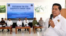 Bupati Lombok Timur, H. Haerul Warisin didampingi Sekda HM. Juaini Taofik serta tim GTRA Kabupaten Lombok Timur, saat membuka pertemuan bersama para petani penggarap lahan PT. SKE, di Aula Pendopo Bupati Lombok Timur, Rabu (12/8/2026).