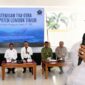 Bupati Lombok Timur, H. Haerul Warisin didampingi Sekda HM. Juaini Taofik serta tim GTRA Kabupaten Lombok Timur, saat membuka pertemuan bersama para petani penggarap lahan PT. SKE, di Aula Pendopo Bupati Lombok Timur, Rabu (12/8/2026).